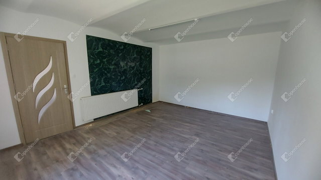 Eladó családi ház, Szakcson 35.99 M Ft, 5 szobás