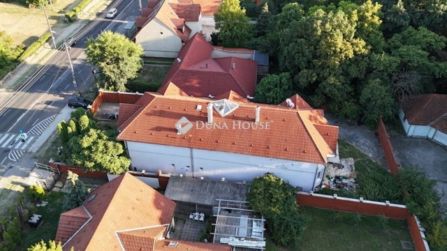 Eladó családi ház, Pécsett 89.9 M Ft, 6 szobás