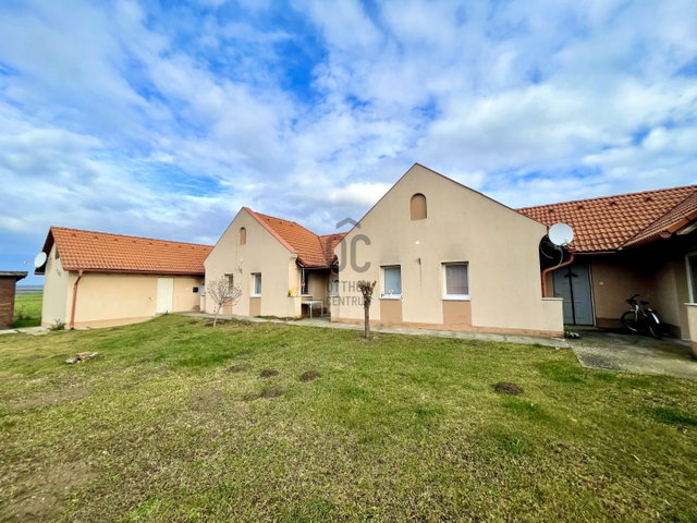 Eladó családi ház, Zsirán 109.9 M Ft, 9 szobás
