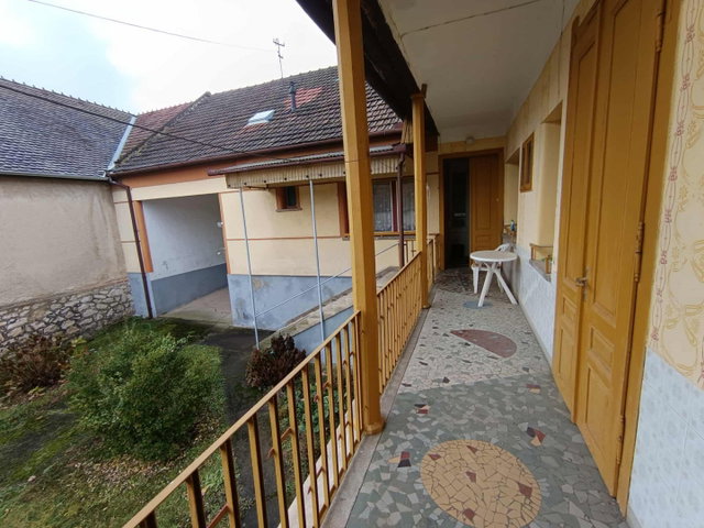 Eladó családi ház, Komlón 38 M Ft, 4 szobás