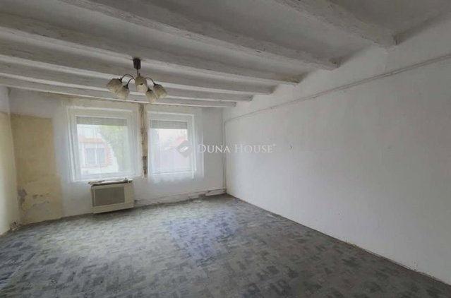 Eladó családi ház, Szegeden 24.9 M Ft, 2 szobás