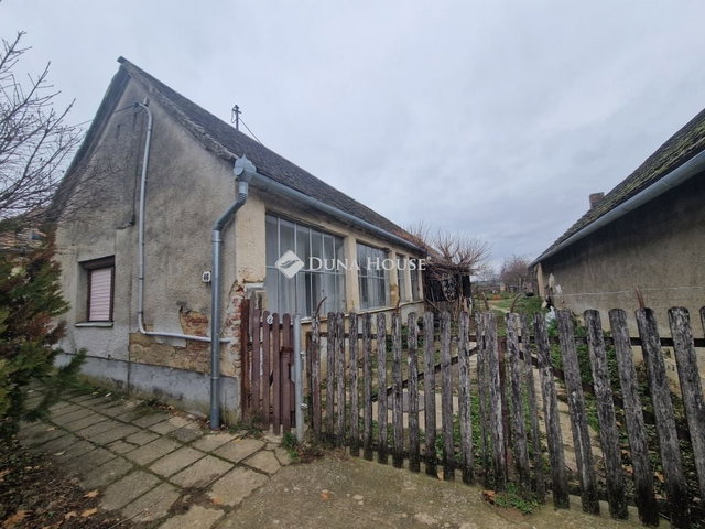 Eladó családi ház, Garén 9.99 M Ft, 2 szobás