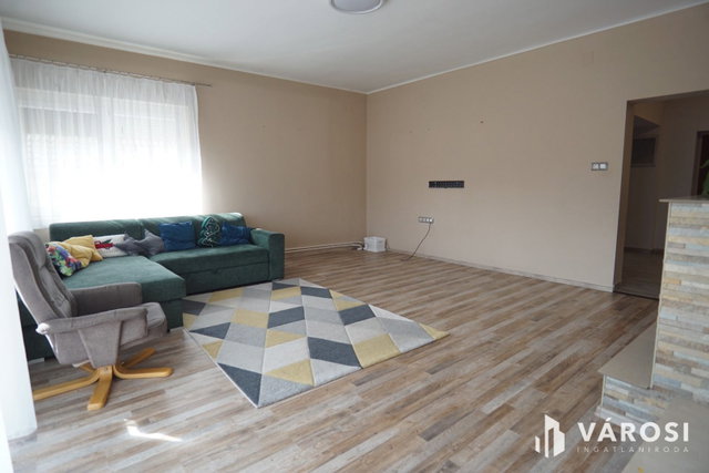 Eladó családi ház, Surdon 75.9 M Ft, 8 szobás