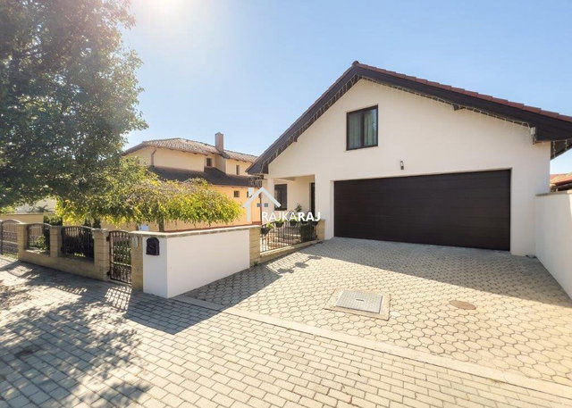 Eladó családi ház, Mosonmagyaróváron 159.9 M Ft, 4+2 szobás