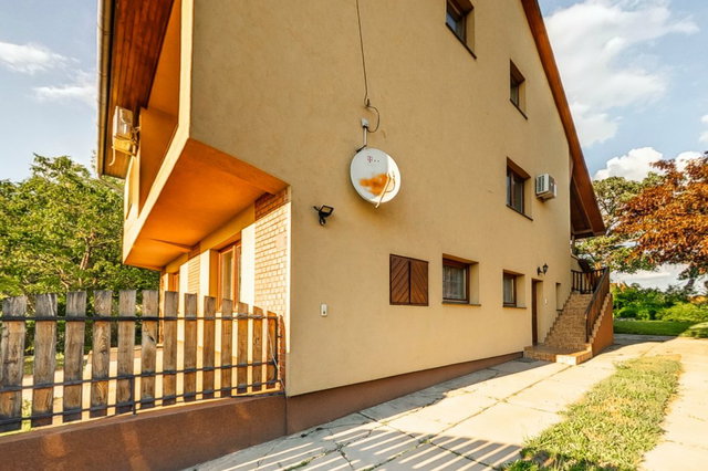 Eladó családi ház, Dunavecsén 130 M Ft, 7 szobás