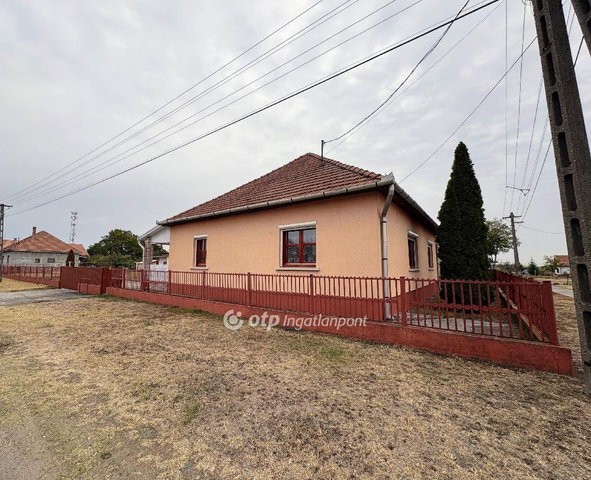 Eladó családi ház, Jászfényszarun 62 M Ft, 3 szobás