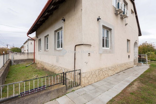 Eladó családi ház, Győrött 64.9 M Ft, 5 szobás