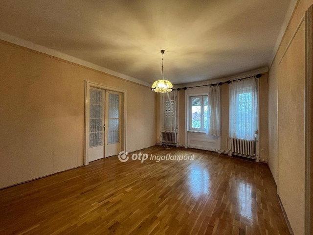 Eladó téglalakás, Pétfürdőn 58 M Ft, 4+1 szobás