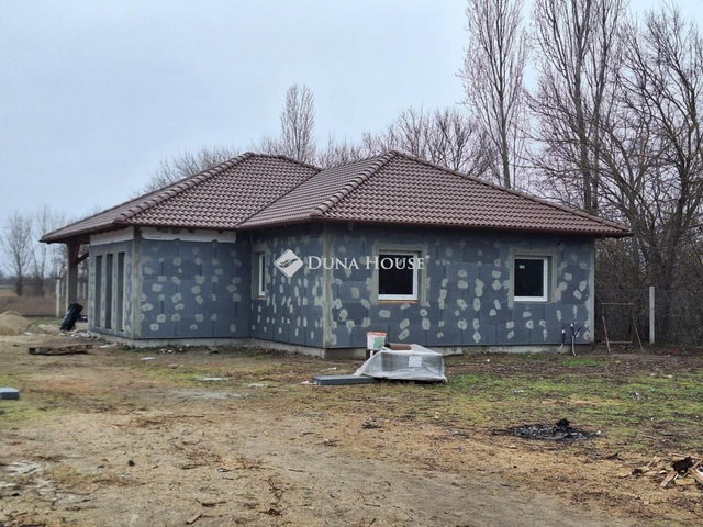 Eladó családi ház, Kiskunlacházán 87.9 M Ft, 4 szobás