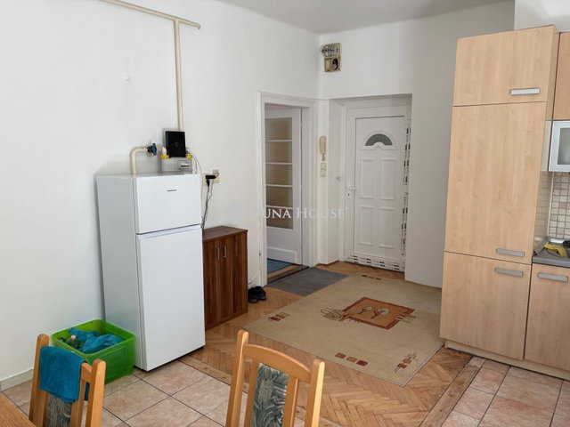 Eladó téglalakás, Pécsett, Petőfi utcában 61.9 M Ft, 2 szobás