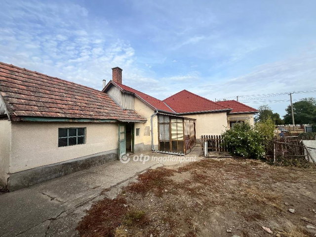 Eladó családi ház, Előszálláson 30 M Ft, 3 szobás