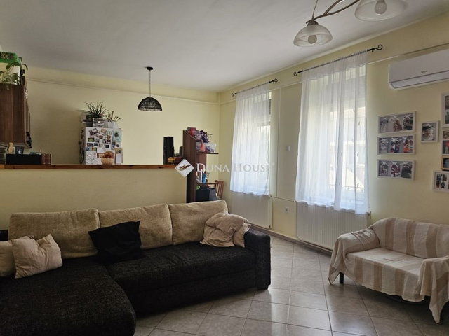 Eladó családi ház, Pécsett 30 M Ft, 2 szobás