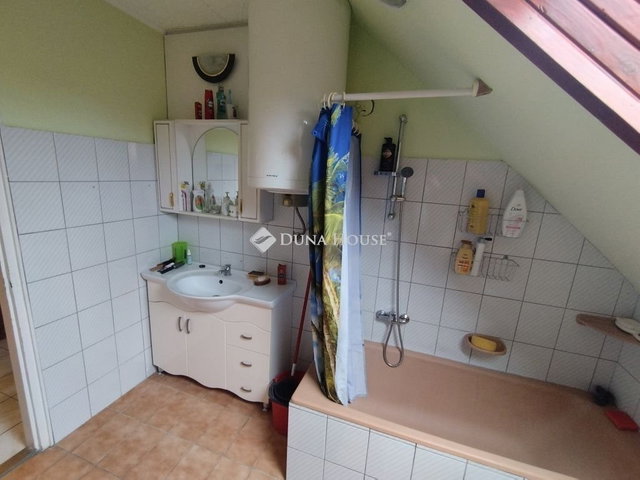 Eladó családi ház, Tatabányán 124.99 M Ft, 8 szobás