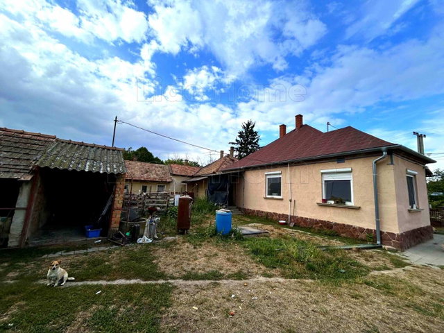 Eladó családi ház, Péren 50 M Ft, 2 szobás