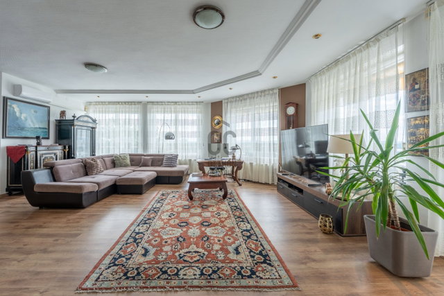 Eladó családi ház, Szentendrén 398 M Ft, 8 szobás