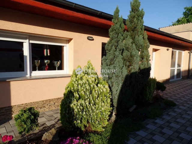 Eladó családi ház, Kecskeméten 215 M Ft, 3 szobás