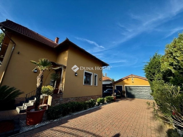 Eladó családi ház, Pécsett 210 M Ft, 5 szobás