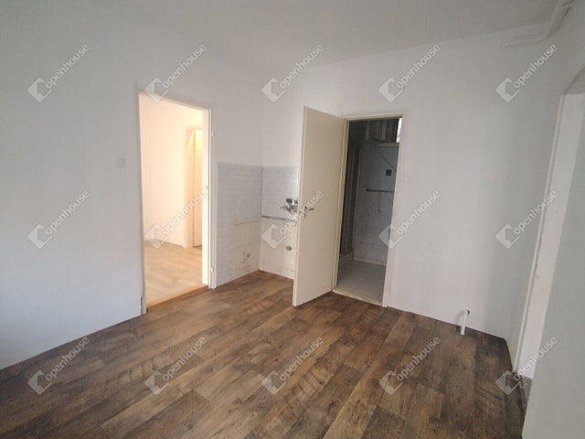Eladó családi ház, Lábatlanon 24.5 M Ft, 3 szobás