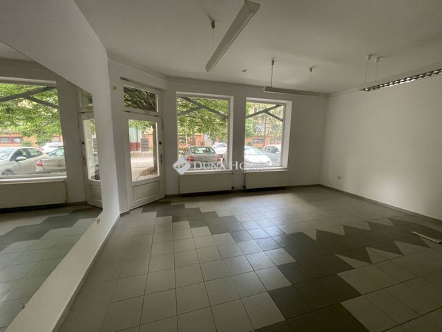 Eladó üzlethelyiség, Orosházán, Széchenyi téren 45 M Ft