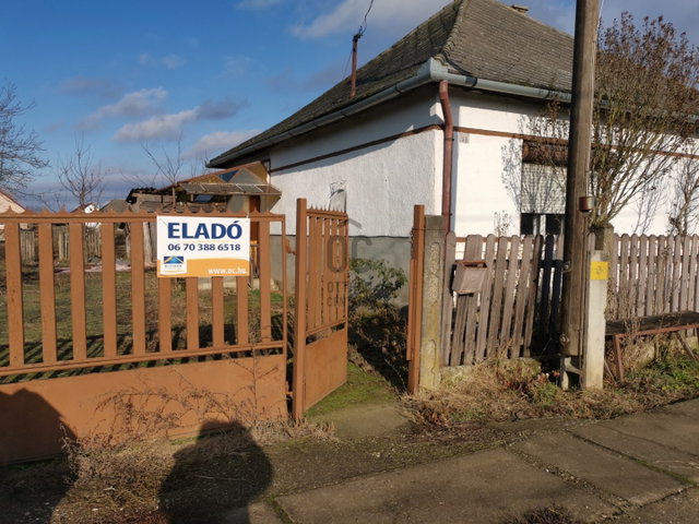 Eladó családi ház, Dögén 10 M Ft, 2 szobás