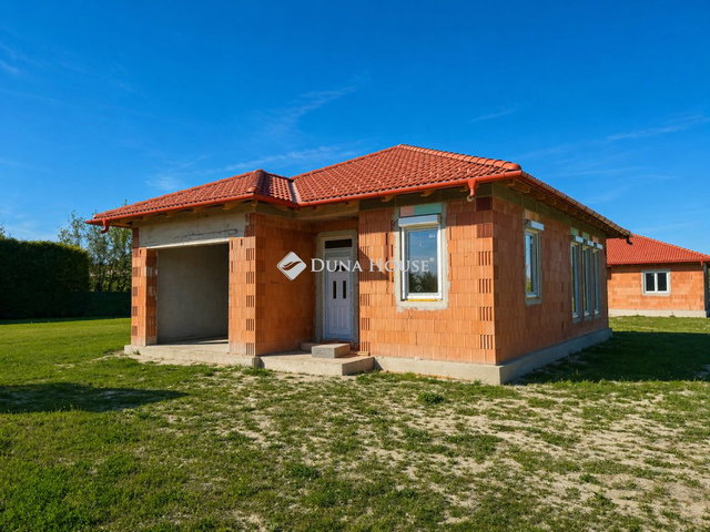 Eladó ikerház, Győrújfalun 134.9 M Ft, 4 szobás