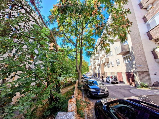 Eladó panellakás, Pécsett 63.9 M Ft, 3 szobás
