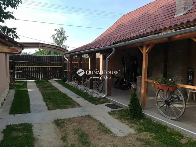 Eladó családi ház, Göllén 42.99 M Ft, 4 szobás