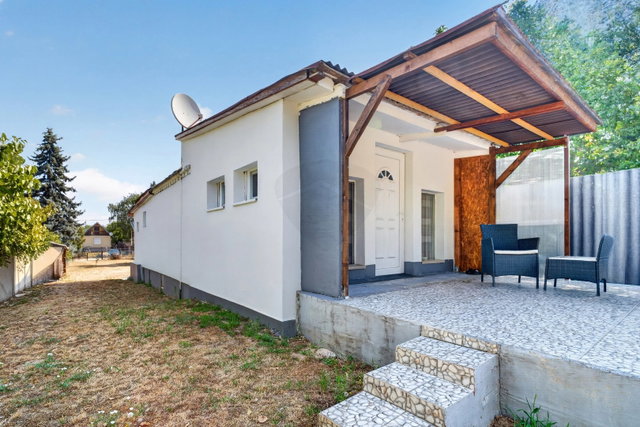 Eladó családi ház, Oroszlányban 21.5 M Ft, 1 szobás