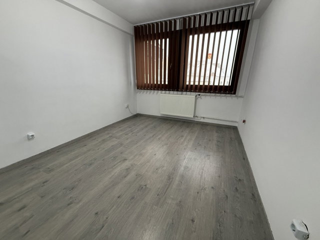 Kiadó iroda, Veszprémben, Óváros téren 80 E Ft / hó