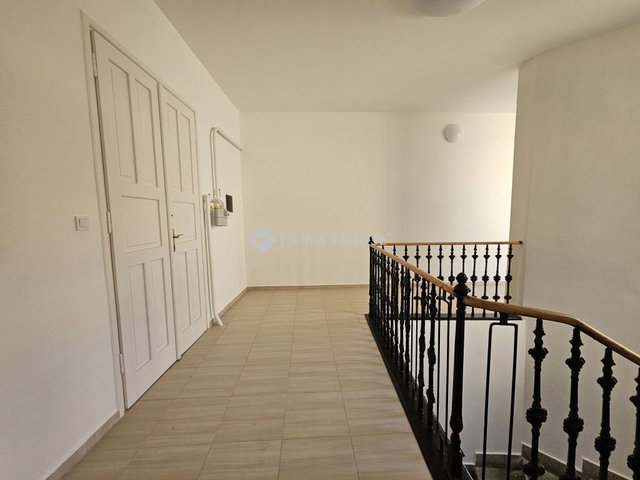 Eladó téglalakás, Pécsett, Király utcában 49.9 M Ft, 1 szobás