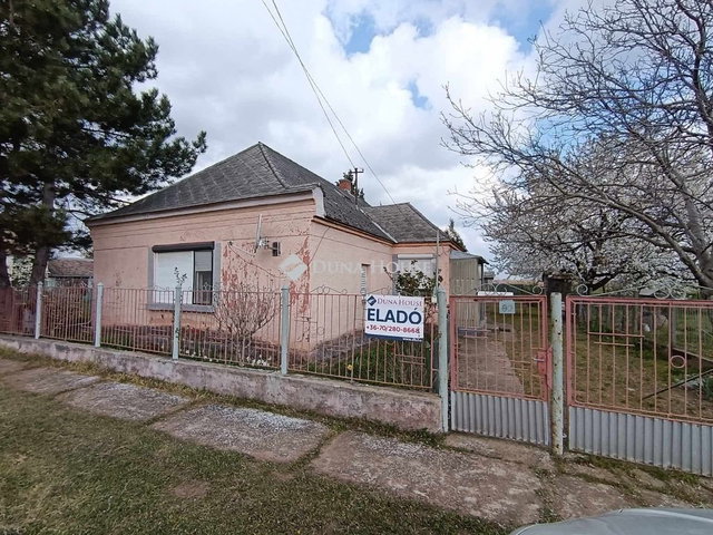 Eladó családi ház, Bakonybánkon 20.9 M Ft, 2 szobás
