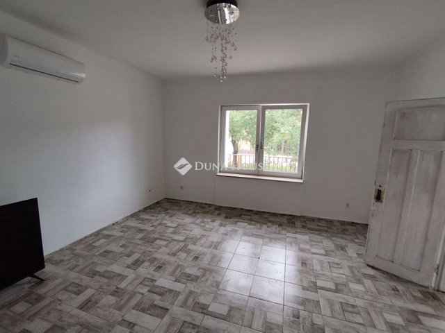 Eladó családi ház, Szárligeten 58.9 M Ft, 2 szobás