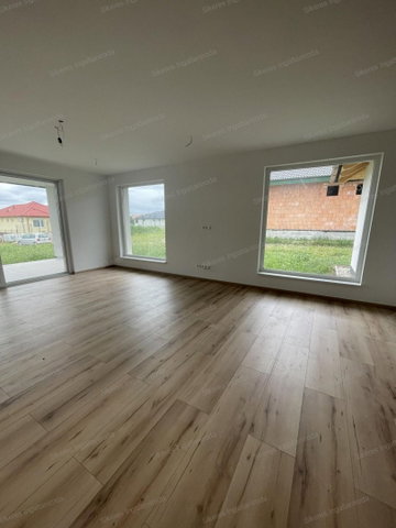 Eladó családi ház, Környén 159.6 M Ft, 4+1 szobás