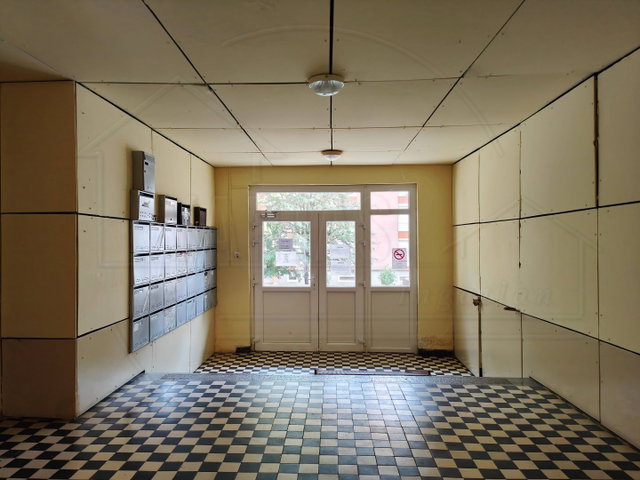 Eladó panellakás, Komlón 24.9 M Ft, 2 szobás