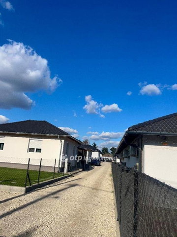 Eladó családi ház, Szigetszentmiklóson 99.9 M Ft, 5 szobás
