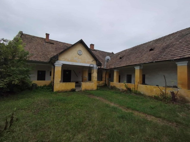 Eladó családi ház, Érsekvadkerten 24.9 M Ft, 9 szobás