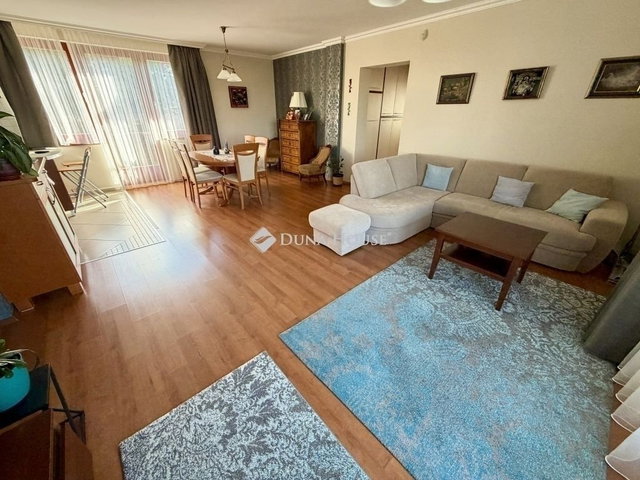 Eladó téglalakás, Pécsett 84.99 M Ft, 4 szobás