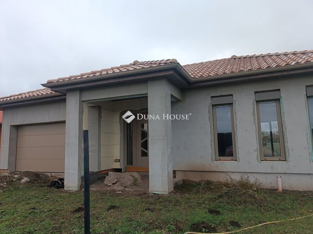 Eladó családi ház, Röszkén 88.99 M Ft, 4 szobás