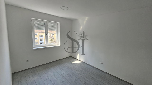 Eladó téglalakás, Komlón 34.4 M Ft, 2 szobás