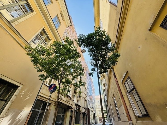 Eladó téglalakás, Budapesten, V. kerületben 117 M Ft, 3 szobás
