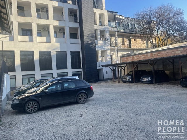 Eladó üzlethelyiség, Szegeden 76 M Ft, 8 szobás