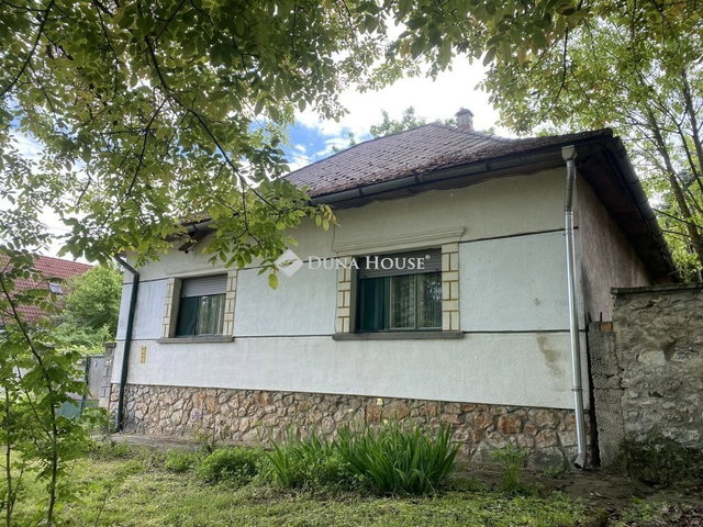 Eladó családi ház, Bakonykútiban 60 M Ft, 3 szobás