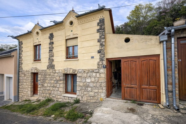 Eladó családi ház, Pécsett 89.9 M Ft, 4 szobás