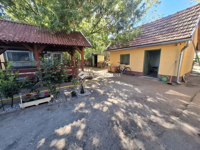 Eladó családi ház, Kiskunfélegyházán 27 M Ft, 3 szobás