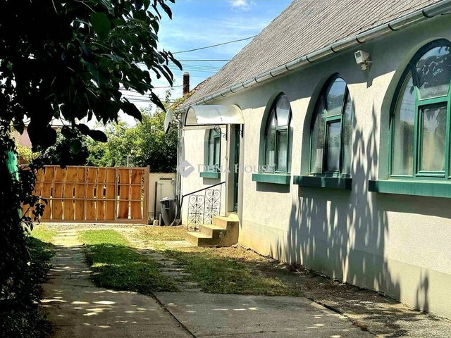 Eladó családi ház, Garén 48.99 M Ft, 3 szobás
