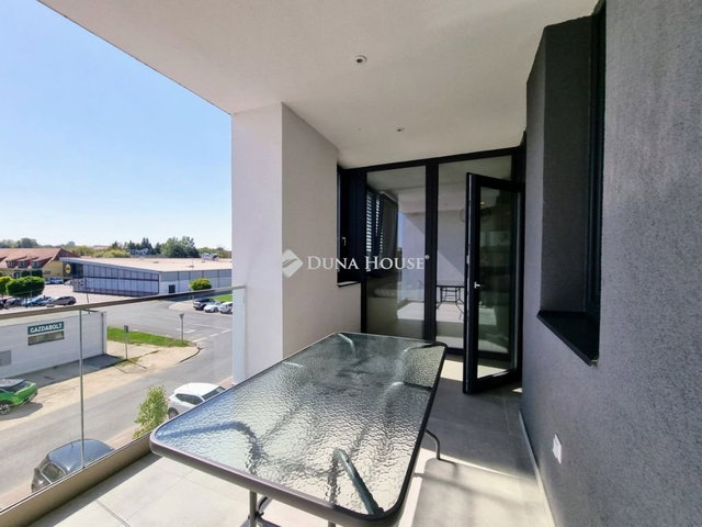 Kiadó téglalakás, albérlet, Tatán 400 E Ft / hó, 4 szobás