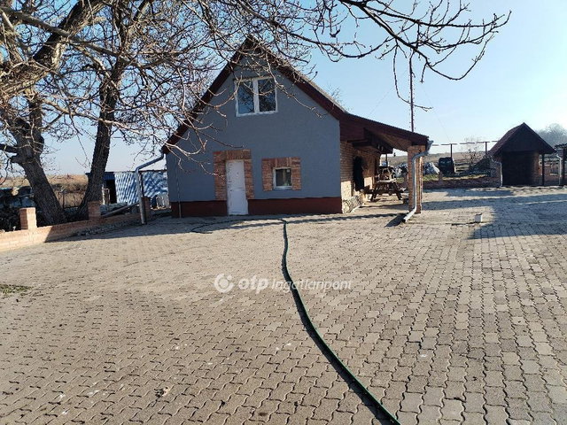 Eladó családi ház, Dunaújvárosban 90 M Ft, 2 szobás