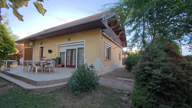 Eladó családi ház, Cegléden 87 M Ft, 4 szobás