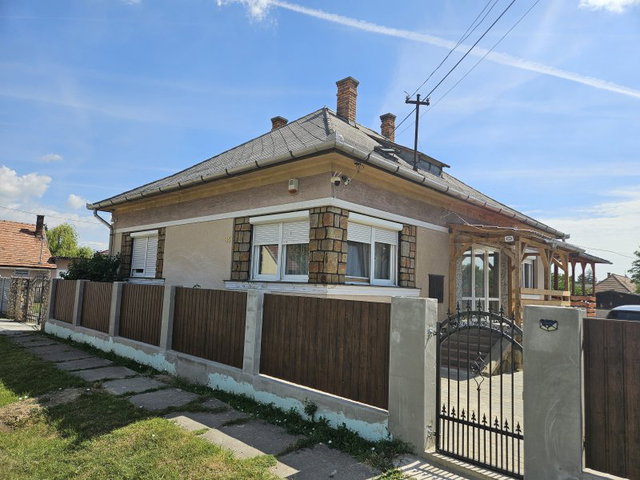 Eladó családi ház, Ercsiben 61 M Ft, 4 szobás