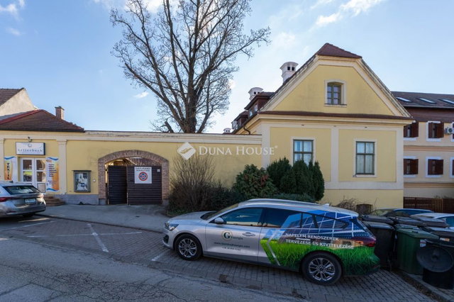 Eladó családi ház, Tatán, Alkotmány utcában 484 M Ft, 7 szobás